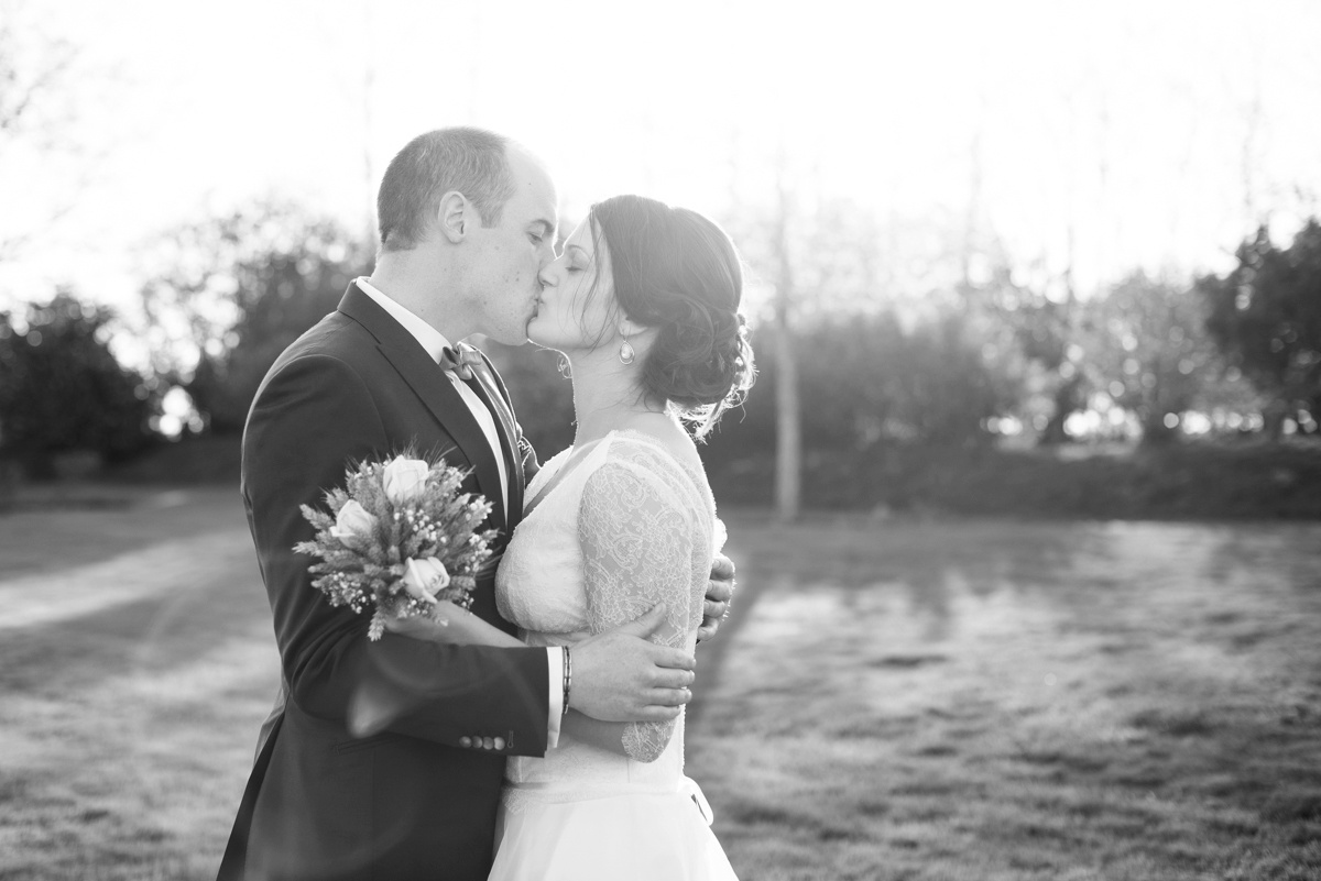 photographe mariage normandie reportage grande d'auzouville photos de couple au soleil