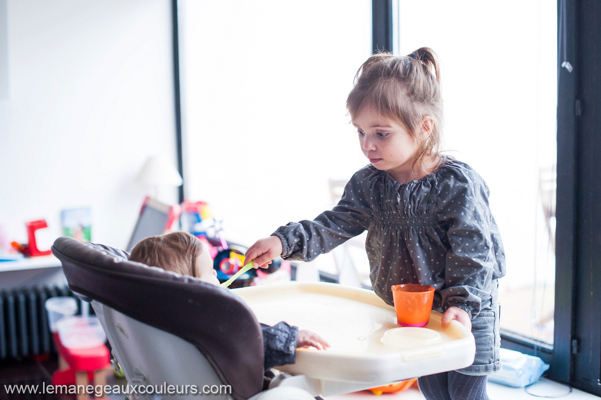 les gestes du quotidien le repas donné pas la grande soeur Séance photo bébé en famille