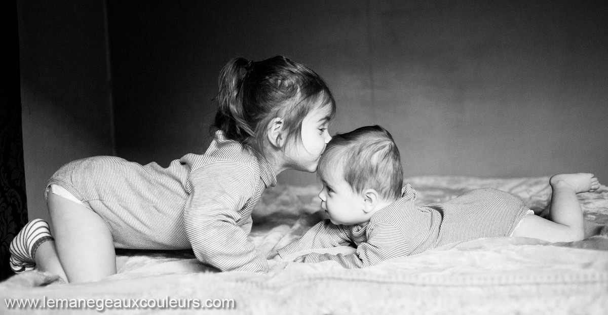 Séance photo bébé en famille - le bisou de la grande soeur