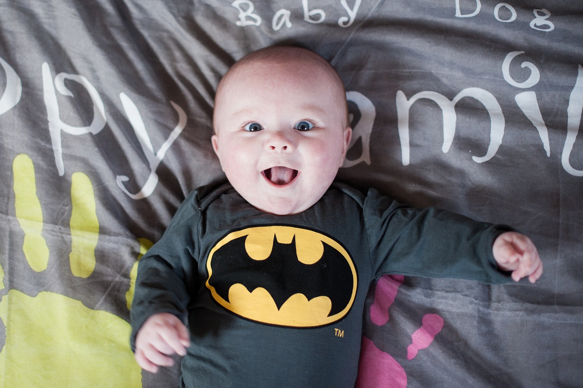 bébé batman qui sourit Séance photo bébé nord