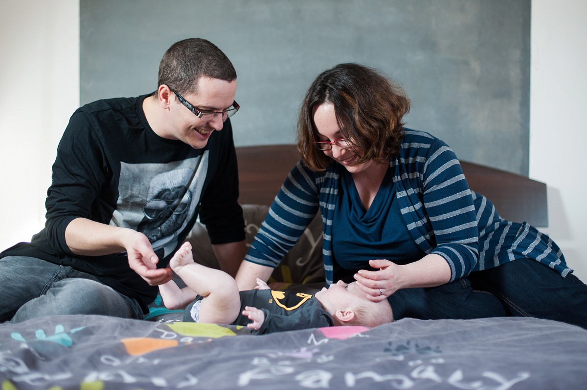 Séance photo bébé nord - les parents regardent leur fils avec amour - idée de cadeau pour un bébé de 6 mois