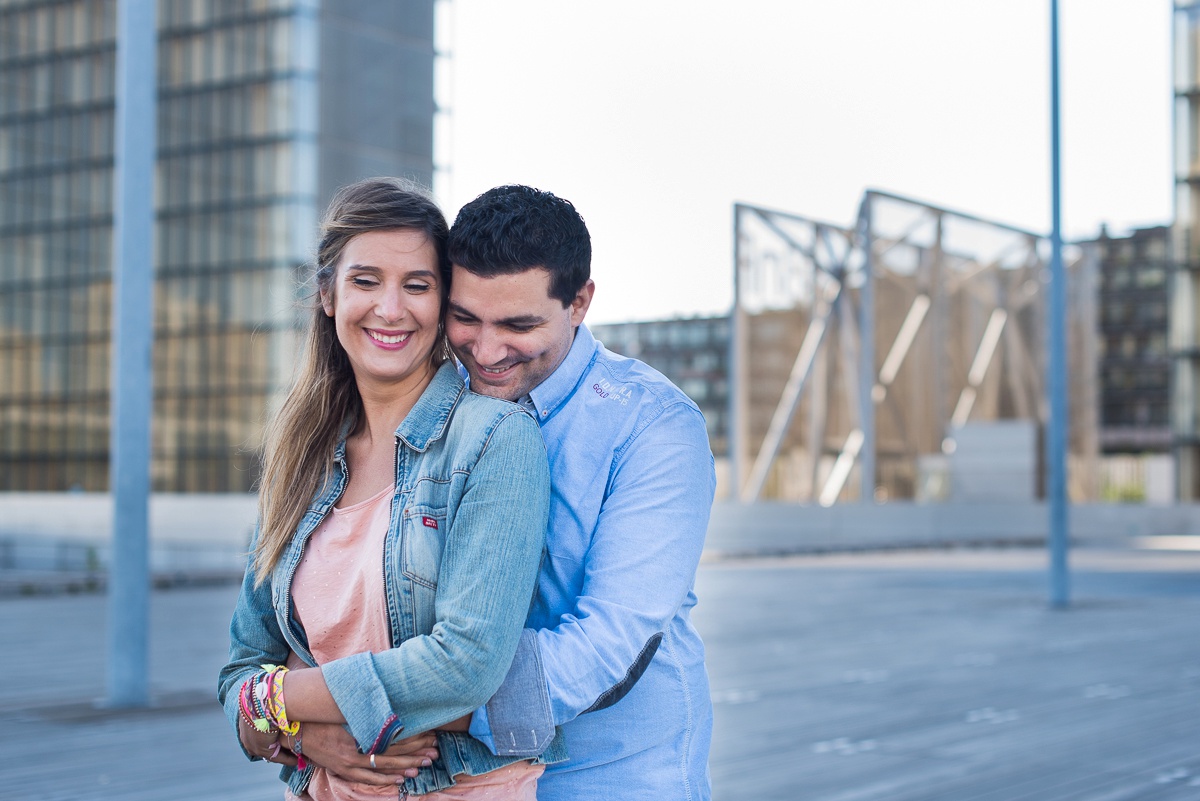 seance engagement paris photos couple bnf rue typiquement parisienne photographe mariage