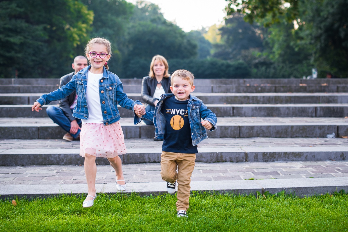 Séance photo de famille à Lille - les enfants s'amusent pendant une séance famille avec Le Manège aux Couleurs