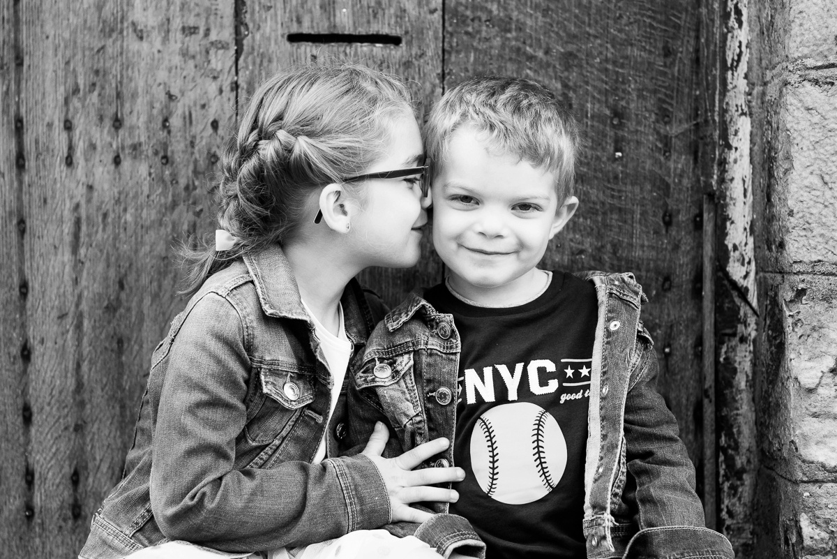 l'amour entre un frère et une soeur photographiés par le manège aux couleurs photographe famille lille