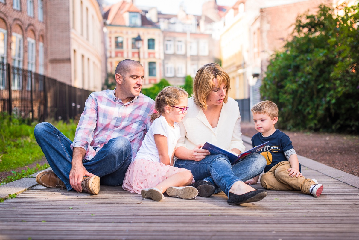 Séance photo de famille à Lille, petit moment de calme, la lecture