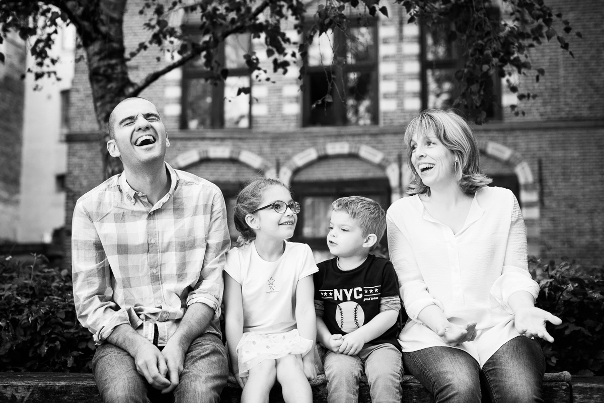 Séance photo de famille à Lille moment de fous rires avec cette photographe de l'enfance dans le nord pas de calais