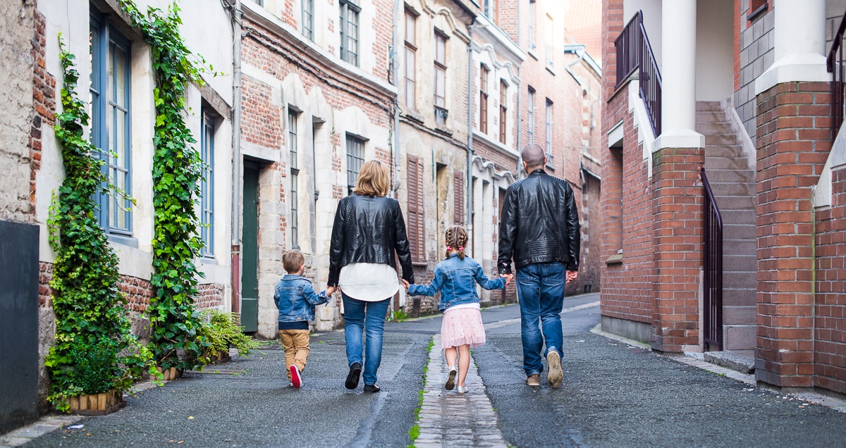 des photos intemporelles pendant une séance photo de famille dans le nord, photographe enfant lille