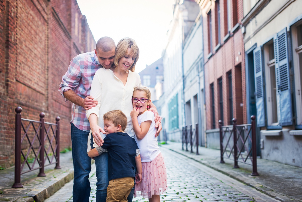 le bonheur d'une famille pendant une séance photo à Lille