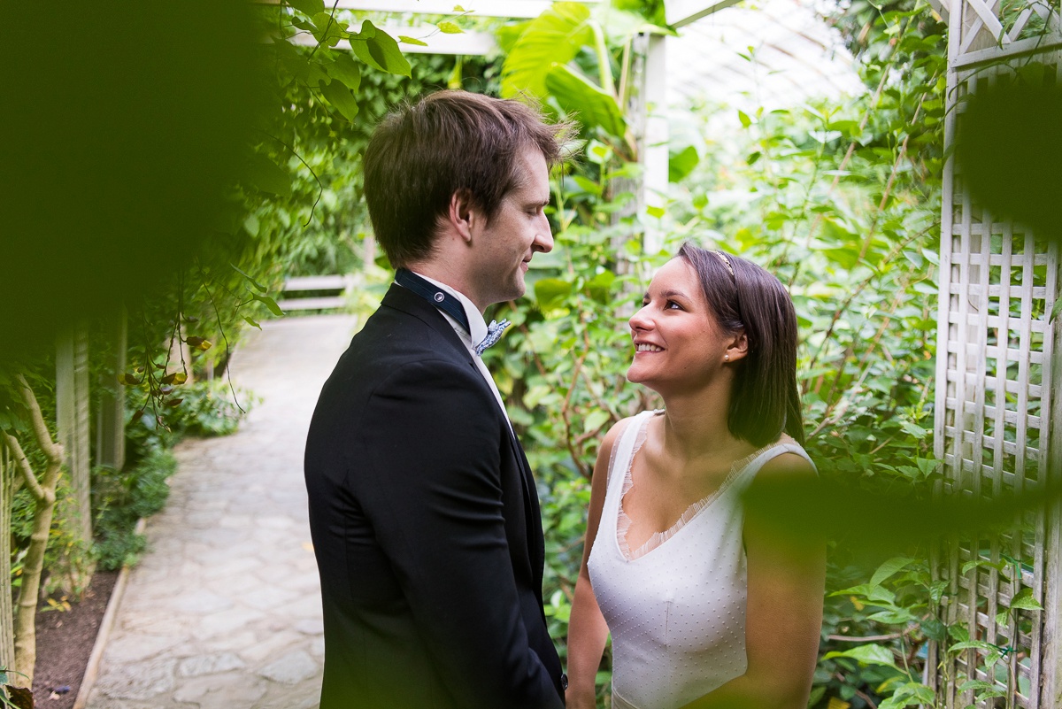 des mariés naturels à l'aise devant l'appareil photo : c'est possible ! photographe mariage lille le manège aux couleurs