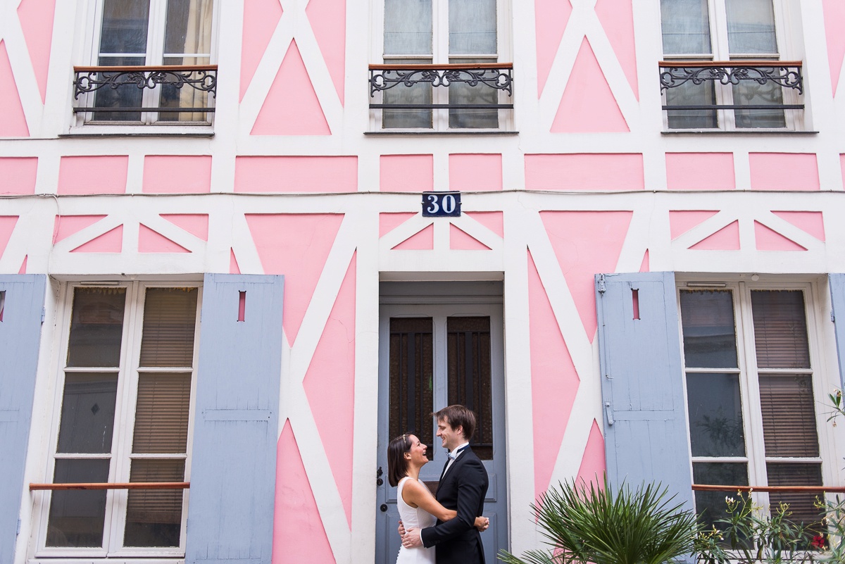 Séance Photo mariage Paris dans les belles rues authentiques du vieux paris - des photos modernes et natrelles, pour changer des éternels parcs pour faire votre séance couple - photographe mariage lille