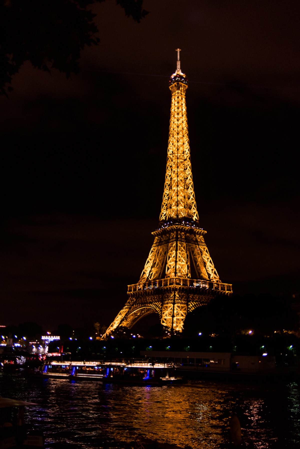 paris wedding photographer by night eiffel tower is amazing