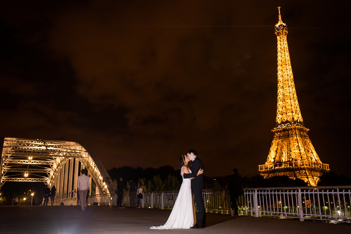 des photos de couple en ville de nuit - Séance Photo mariage Paris tour eiffel