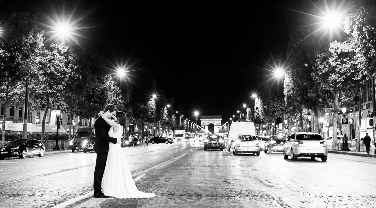des photos de mariés sur l'avenue des champs élysées photographe mariage paris