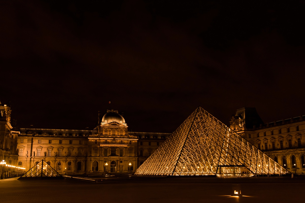 paris wedding photographer louvre pyramides