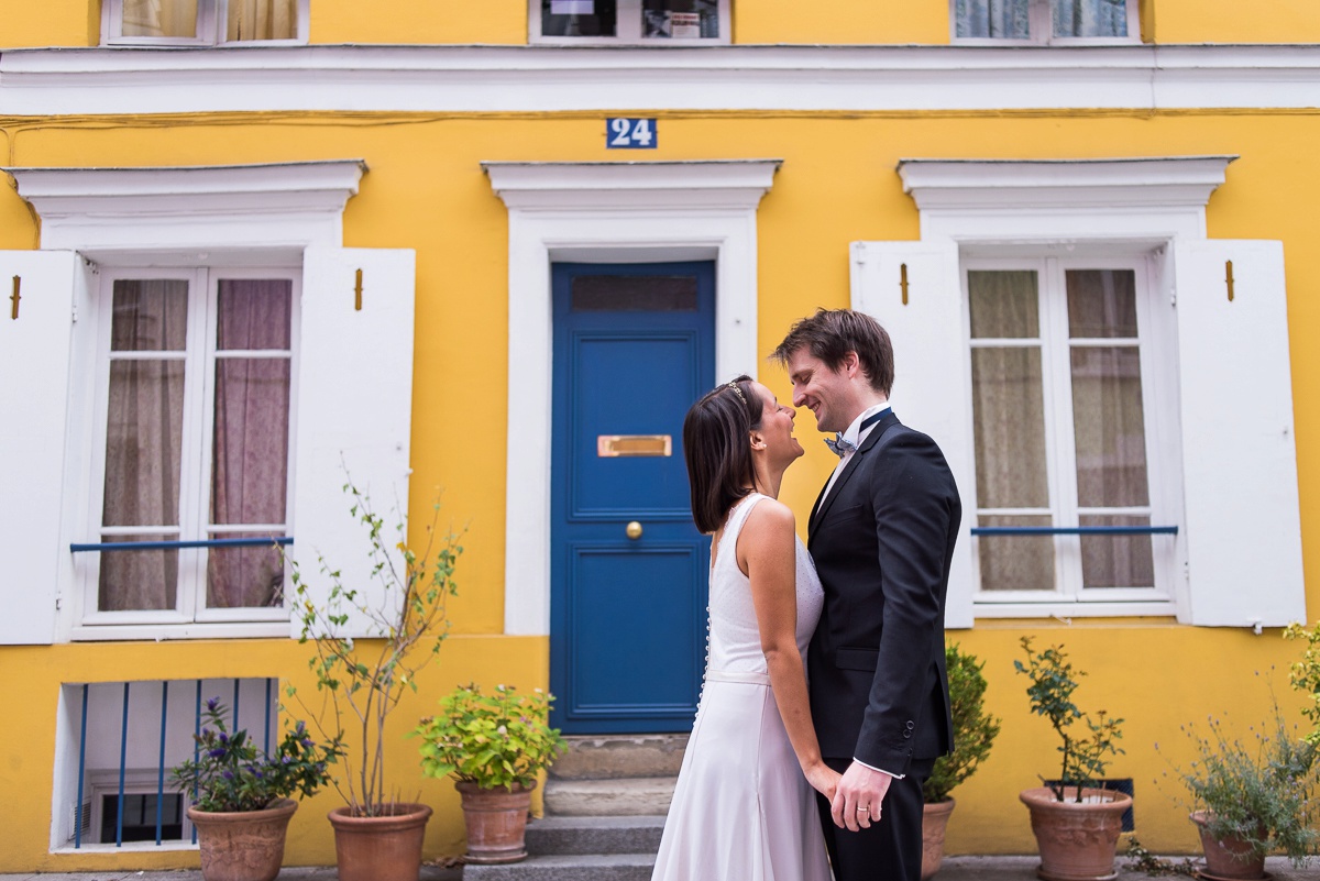 séance photo de mariés dans le vieux paris, paris authentique - photos naturelles et non posées, photographe de mariage moderne à paris et alentours