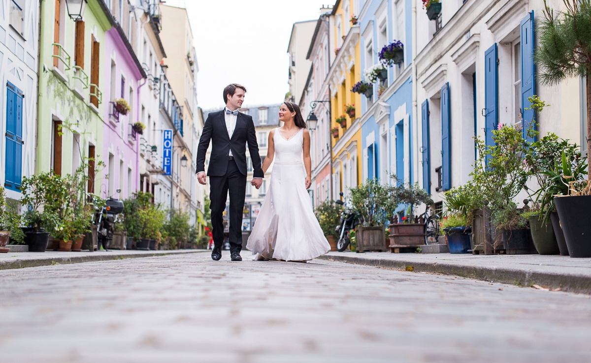 photographe mariage paris - des photos de couple naturelles dans le vieux paris - wedding photographer real lovers in paris