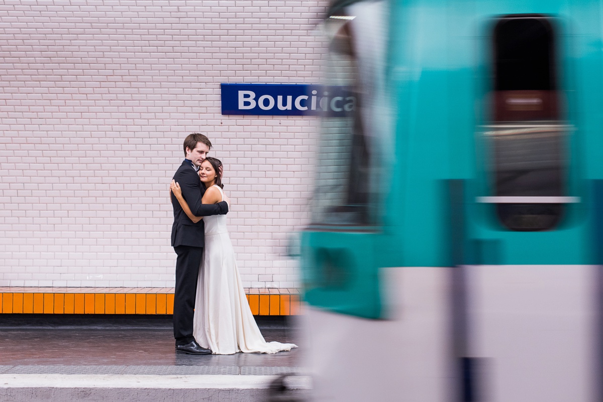 des photos de couple dans le métro, pour un reportage mariage moderne et qui change - photographe mariage paris