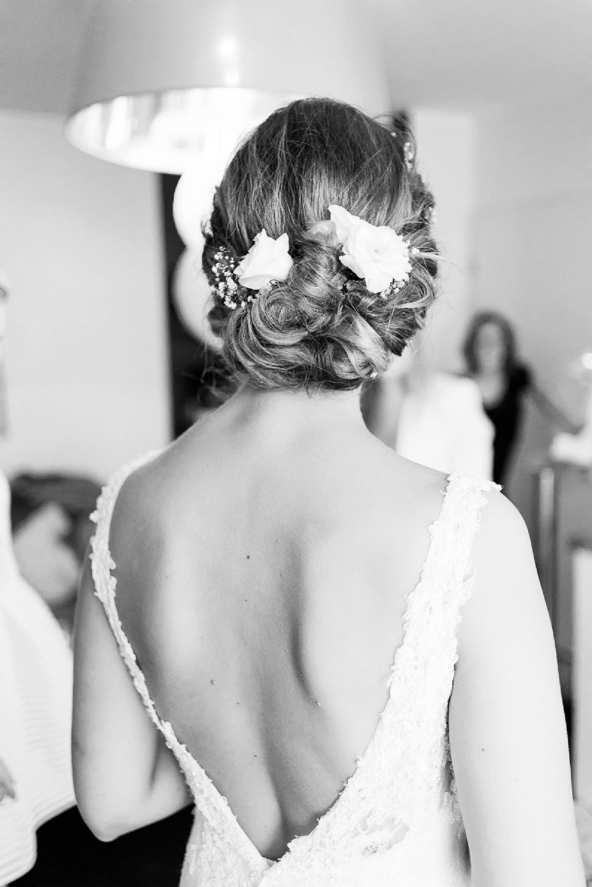 chignon de mariée moderne avec une robe dos nu en dentelle magnifique photographe mariage lille reportage photo mariés paris