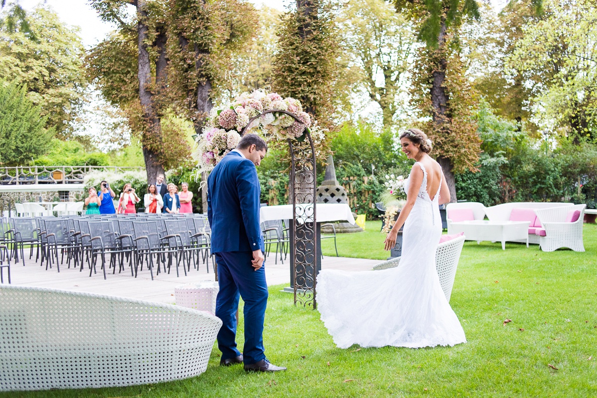 la découverte des mariés : ce moment im le marié découvre la belle robe de mariée photographe mariage lille