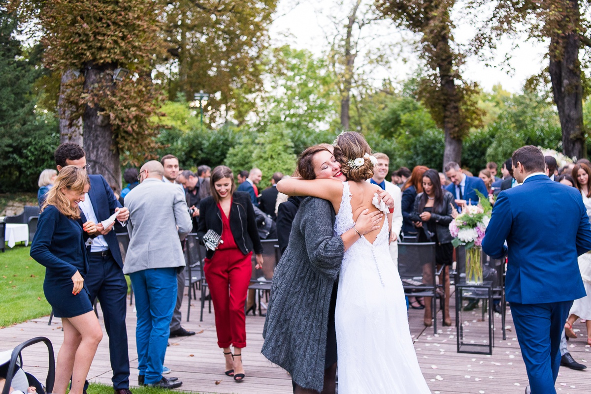 les câlins avec les invités pendant le vin d'honneur, le moment de retrouver tous ceux que vous aimez