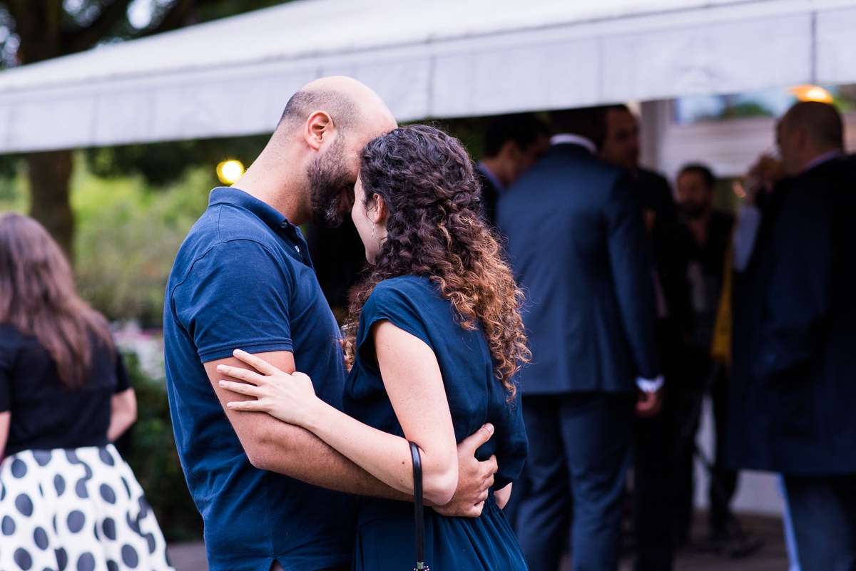 portraits des invités pendant le vin d'honneur photographe mariage lille sur le vif et naturel