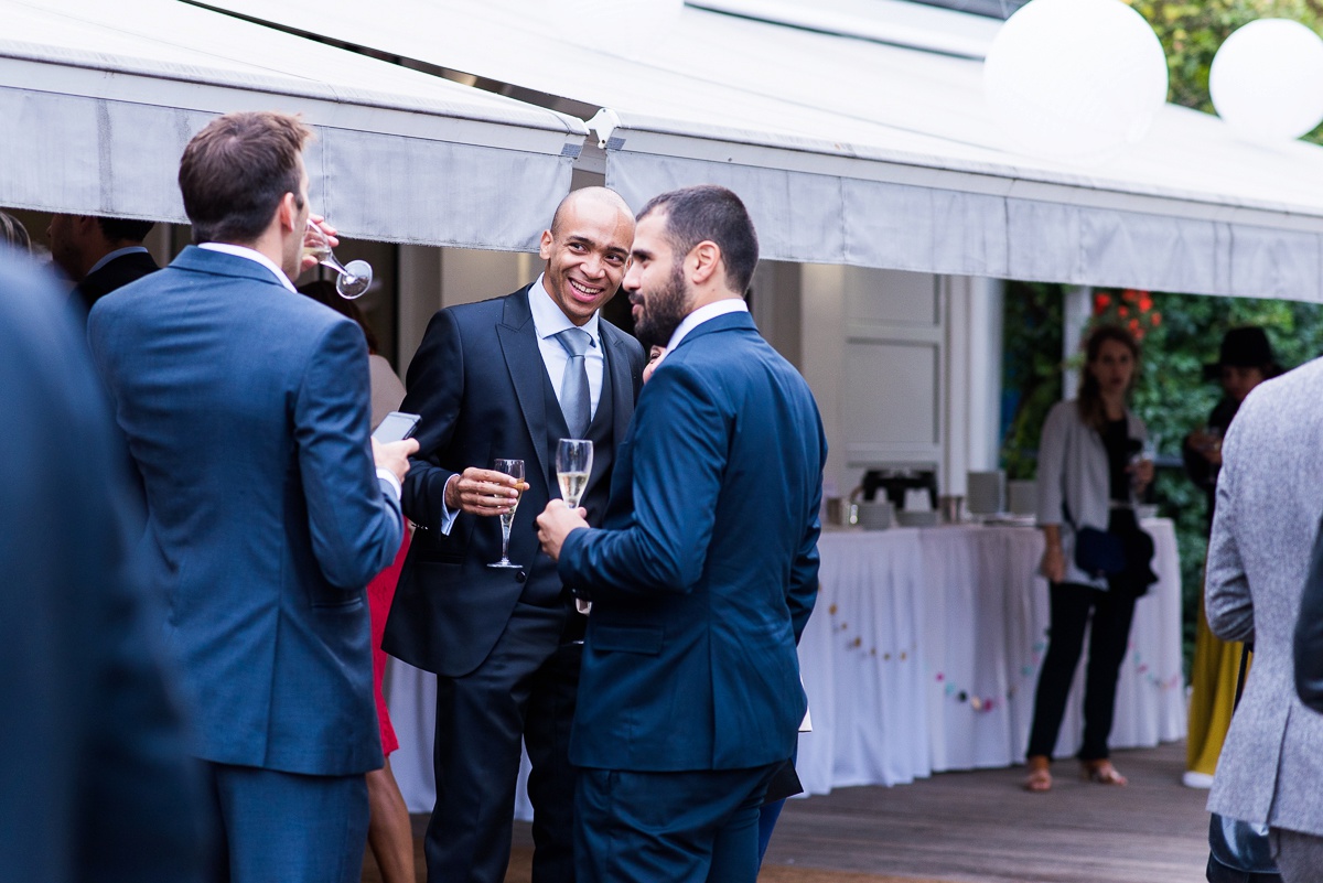 l'ambiance du mariage avec les portraits des invités pendant le vin d'honneur - un moment de rire important qui vous permet d'avoir des souvenirs différents - photographe mariage paris