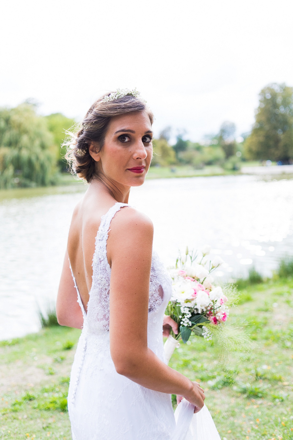 portrait de mariée avec une jolie robe en dentelle au chalet des iles daumesnil paris vincennes