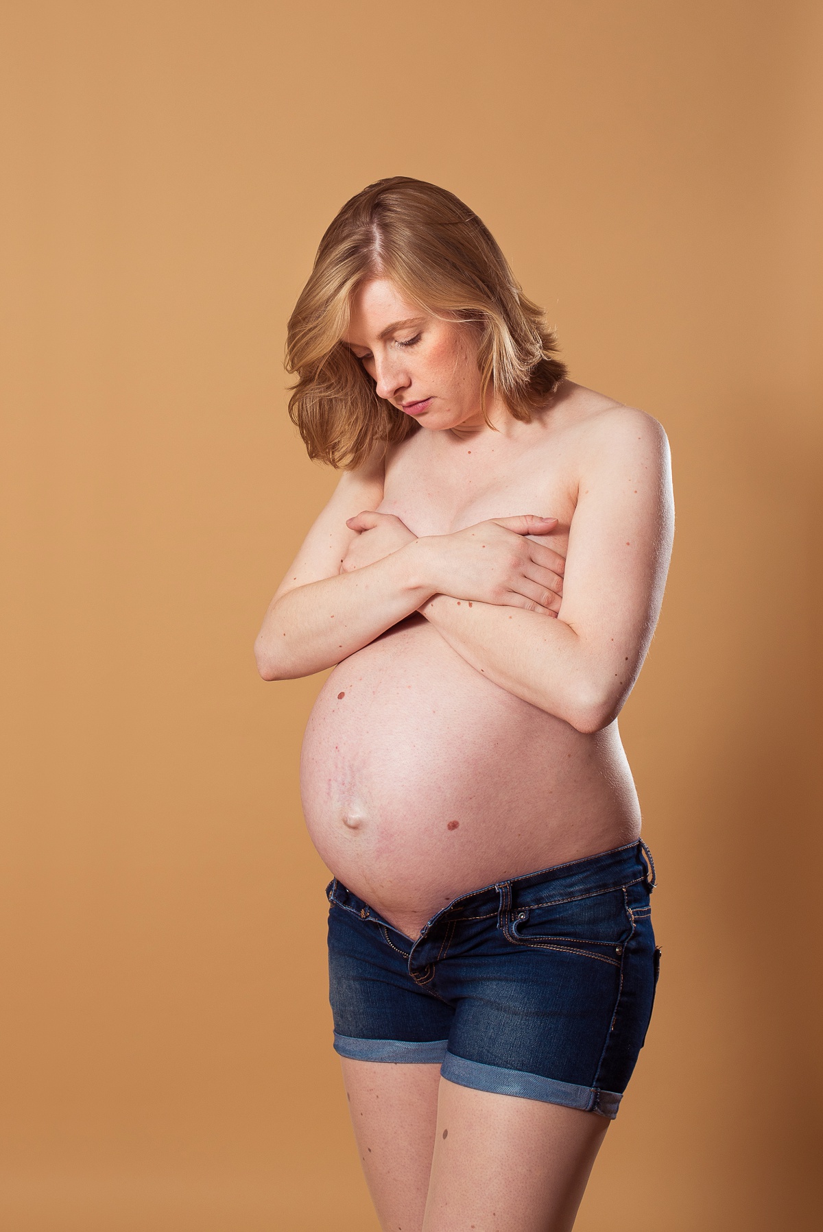 Photographe femme enceinte Lille de belles photos de grossesse en studio dans le nord pas de calais lens béthune dunkerque marcq en baroeul bondues wasquehal