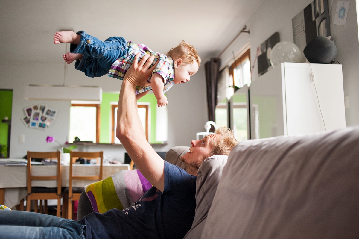 Photos bébé lifestyle le jeu avec papa un moment de joie pour l'enfant et les parents pour des souvenirs inoubliables de ses premiers mois