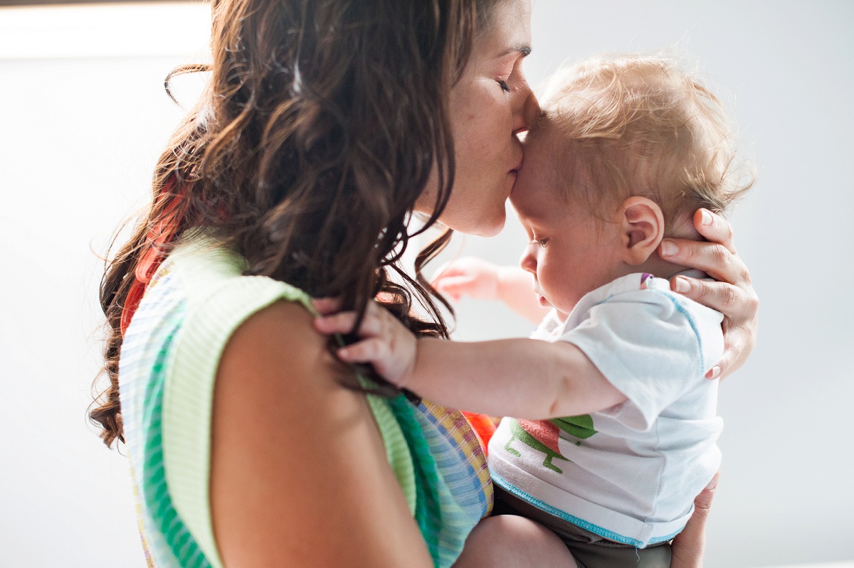 la douceur d'une maman Photos bébé lifestyle photographe famille belgique