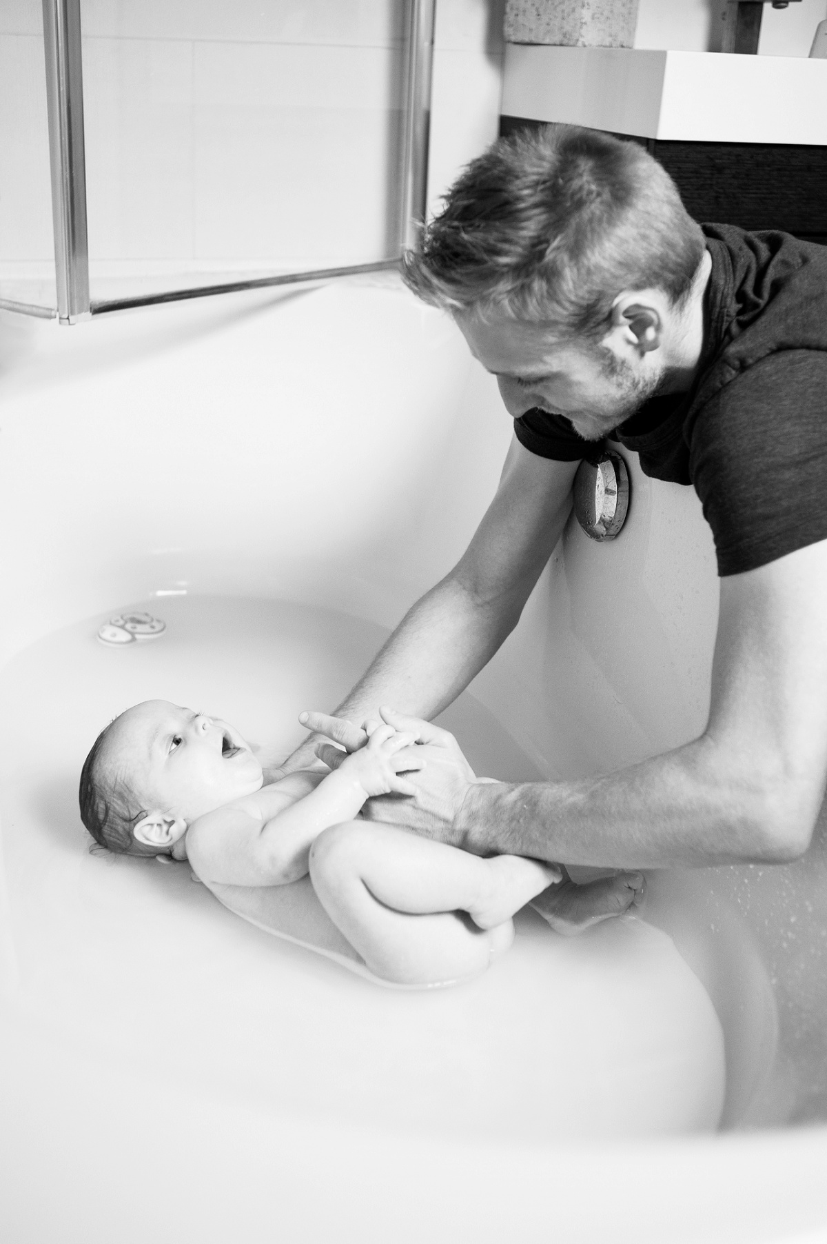 papa donne le bain de son fils - Photos bébé lifestyle - photographe famille lille