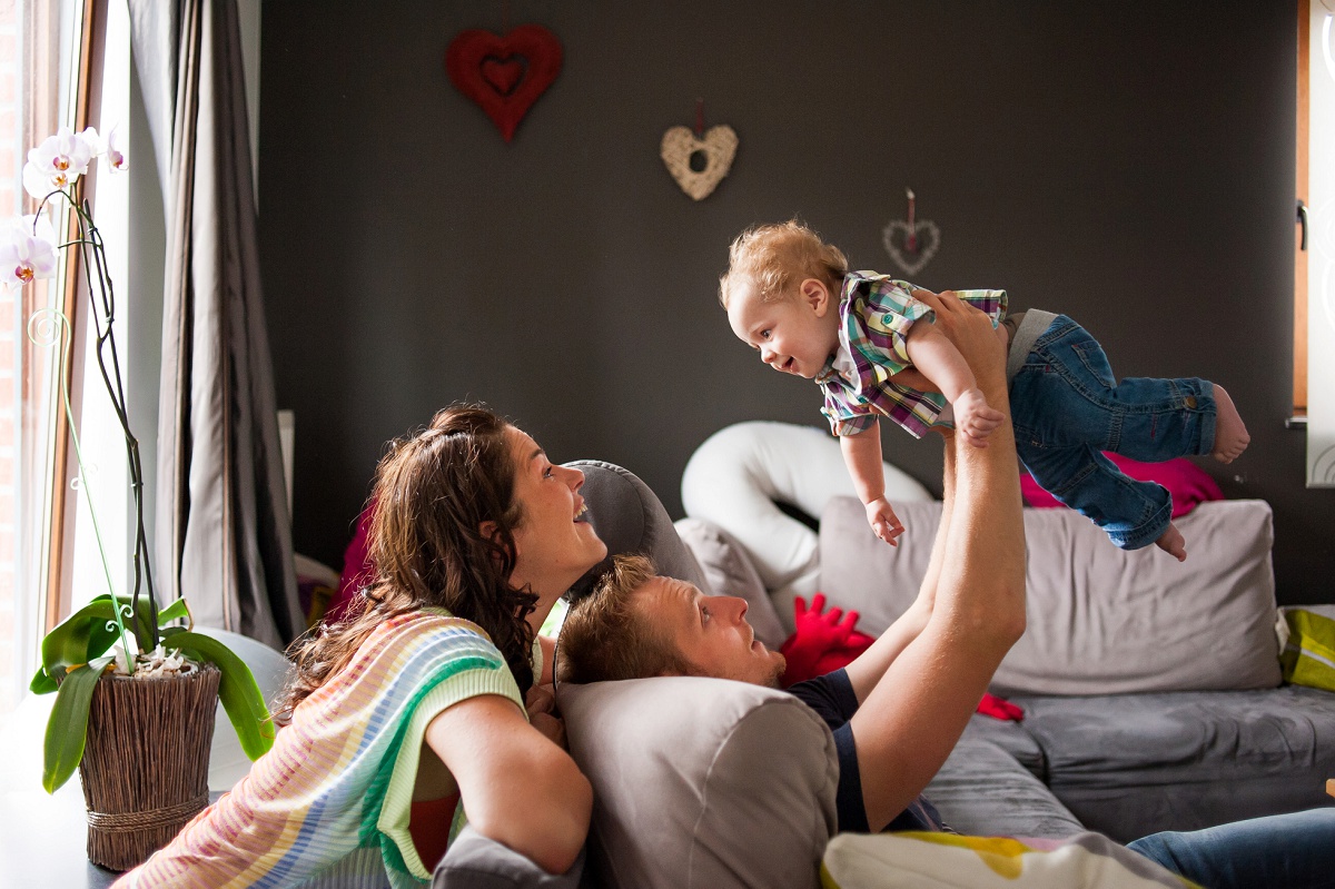 Photos bébé lifestyle les jeux avec papa et maman photographe enfant nord