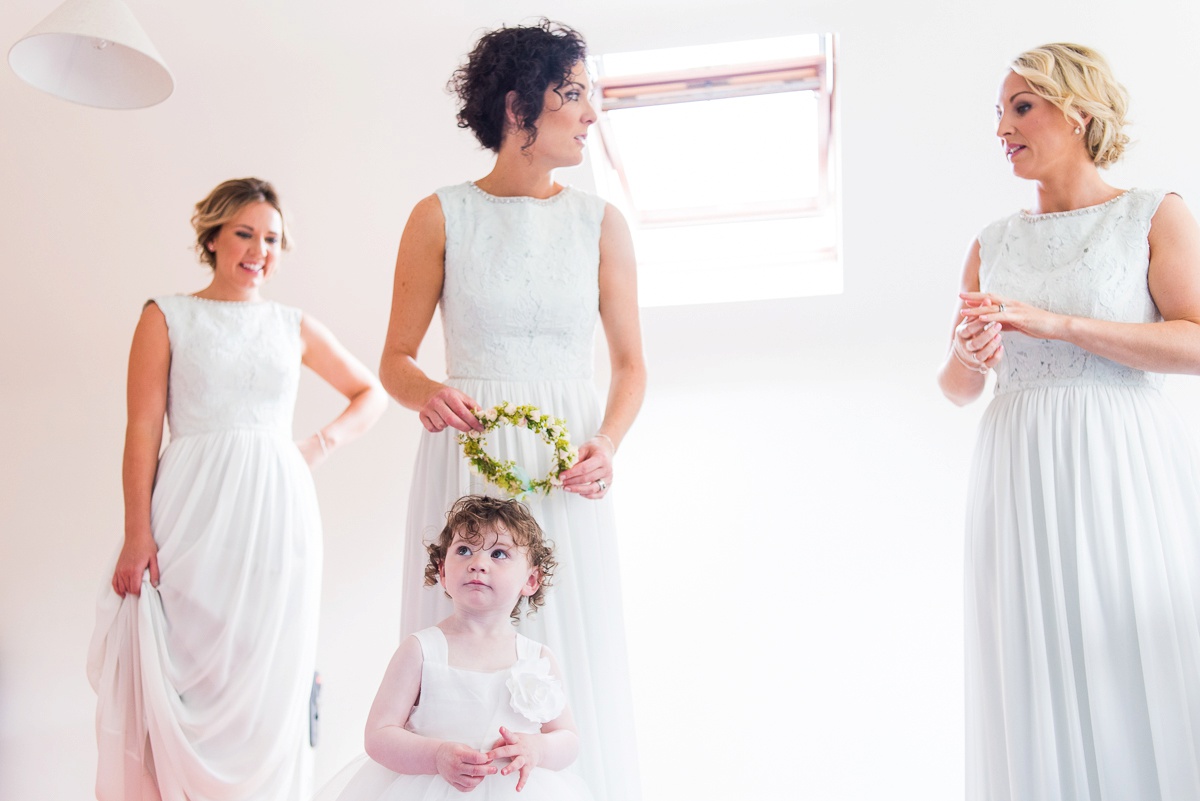 photographe mariage nord - les préparatifs de la mariée entourée de ses témoins