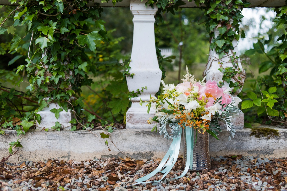 superbe bouquet de mariée coloré et original avec de grosses fleurs - photographe mariage lille