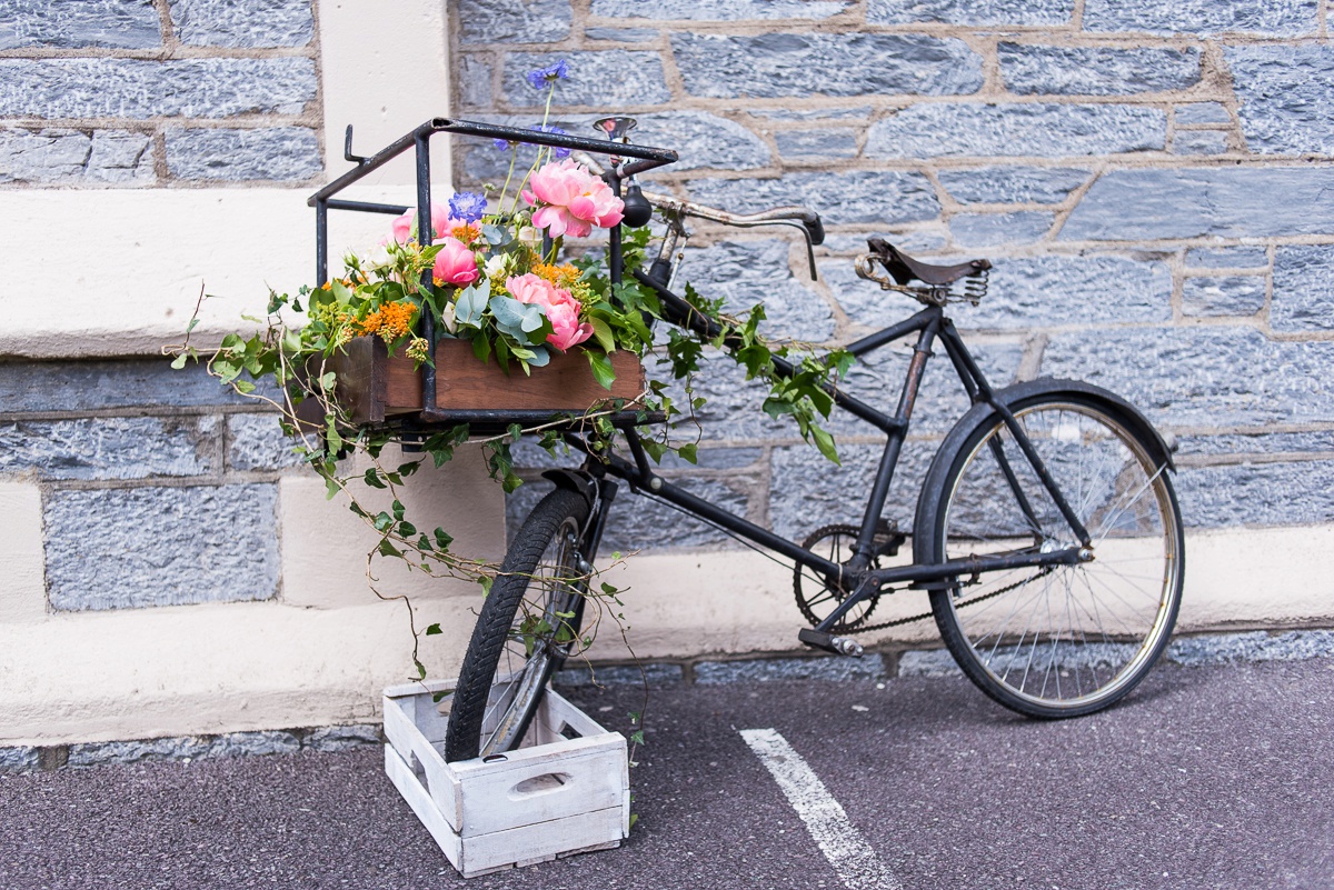 accessoire original à fleurir : le vélo / reportage mariage irlande / photographe lille
