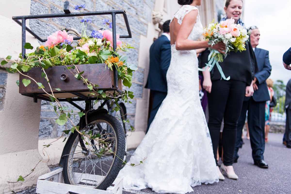 accessoire original : le vélo fleuri - photographe mariage nord pas de calais