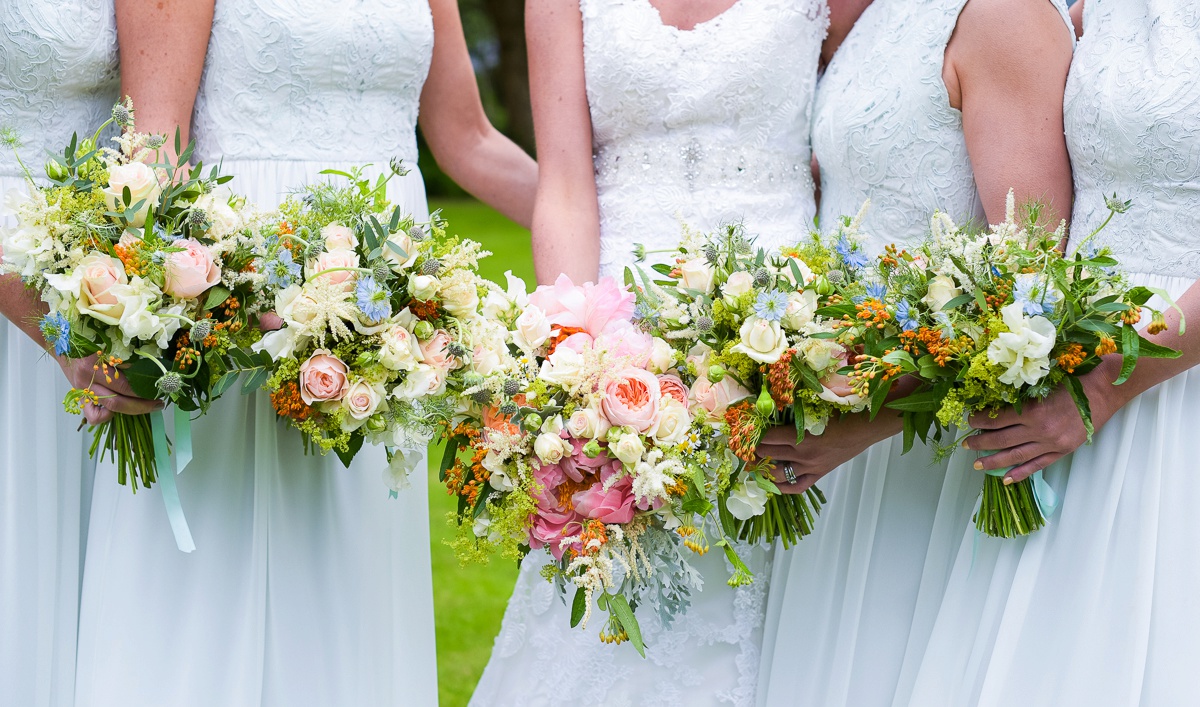 des bouquets de fleurs pour les témoins, pour des photos originales