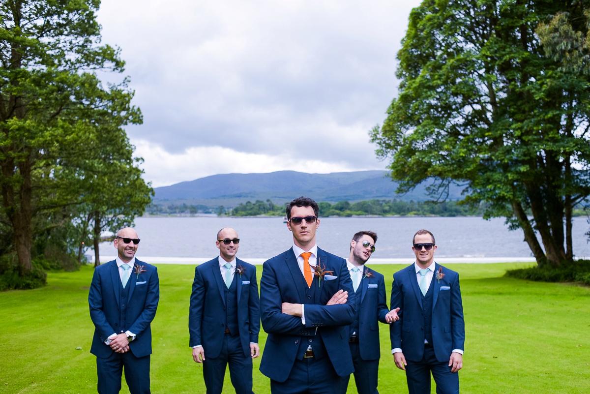 le marié et ses témoins, une photo de groupe originale par la photographe lille reportage mariage irlande