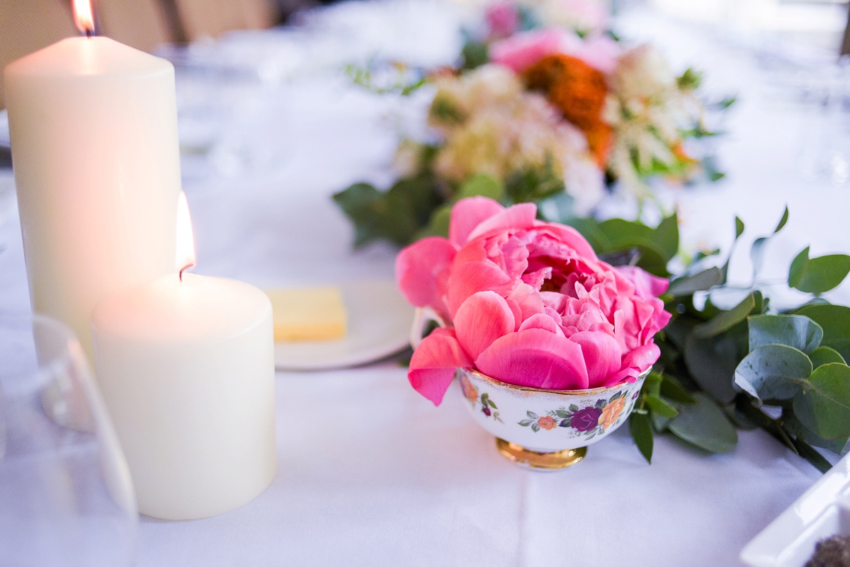 déco mariage originale : une fleur dans une ancienne tasse à thé