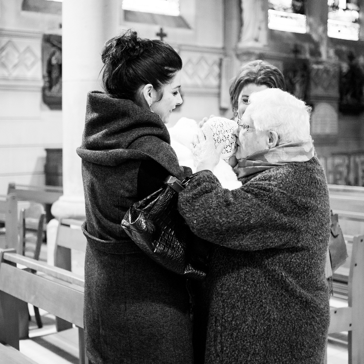 moment très émouvant d'un baptême : l'arrière petite fille et l'arrière grand mère