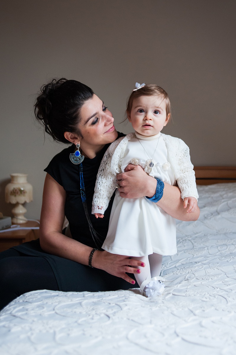 Reportage photo baptême Nord - quelques portraits de l'enfant avant de partir pour l'église