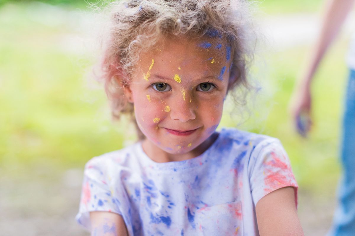 Séance photo femme enceinte Strasbourg Saverne Haguenau poudre holi pour des photos de famille originales