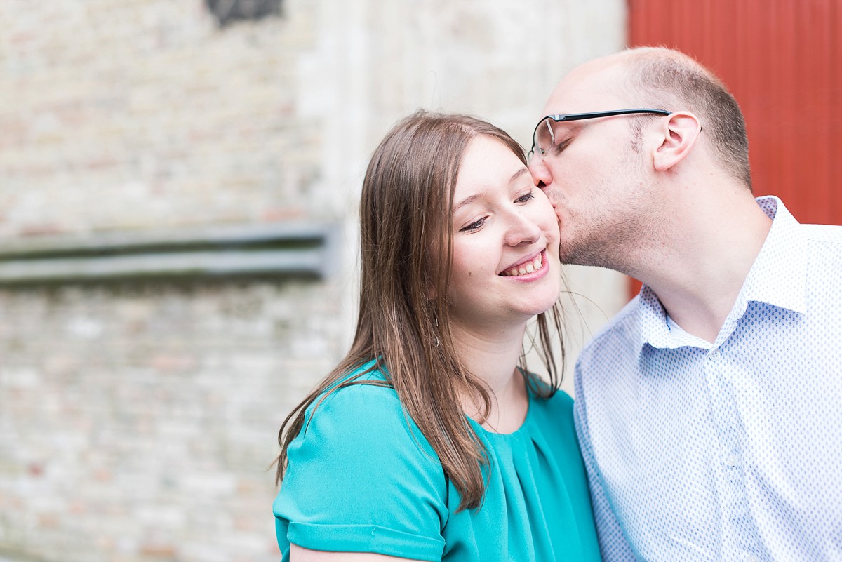 Séance engagement en Belgique les belles portes rouges de l'église de bruges photographe mariage nord