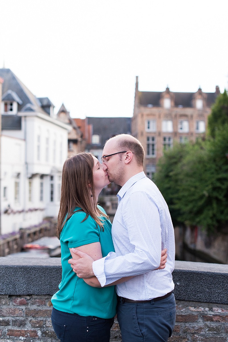 Séance engagement en Belgique photos de couple à bruges la ville des amoureux la venise du nord