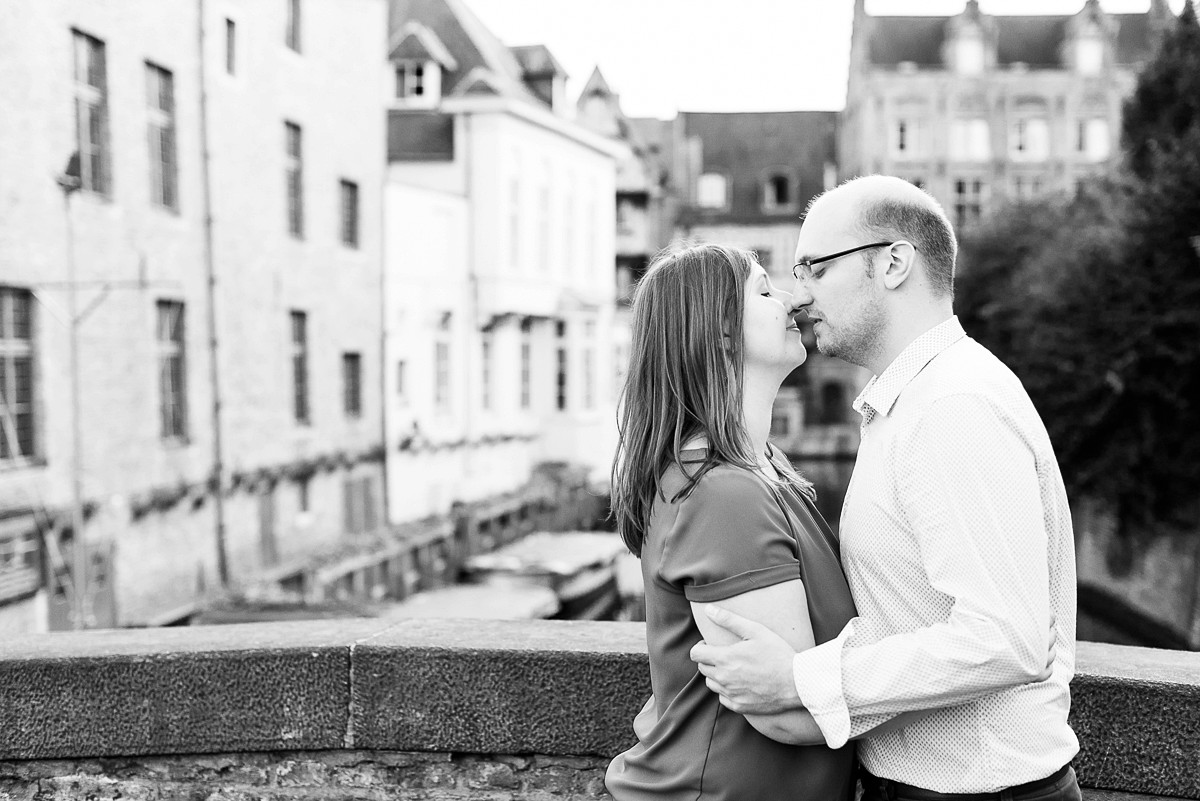 Séance engagement en Belgique photographe mariage lille photos naturelles et vivantes