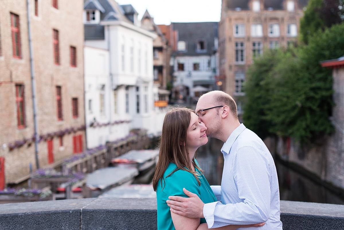 Séance engagement en Belgique séance photo de couple à bruges photographe mariage nord