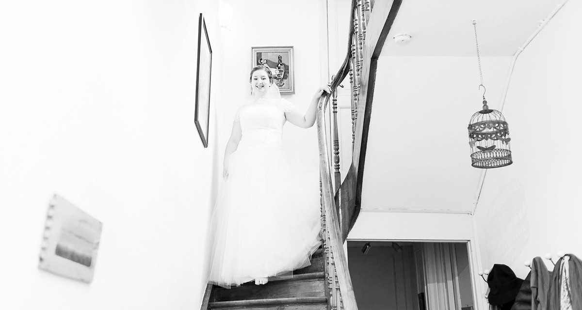 photographe mariage croix préparatifs dans une chambre d'hôte