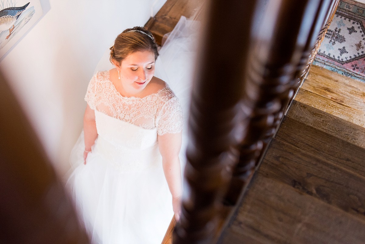 photographe mariage nord les préparatifs de la mariée dans une chambre d'hôte à croix