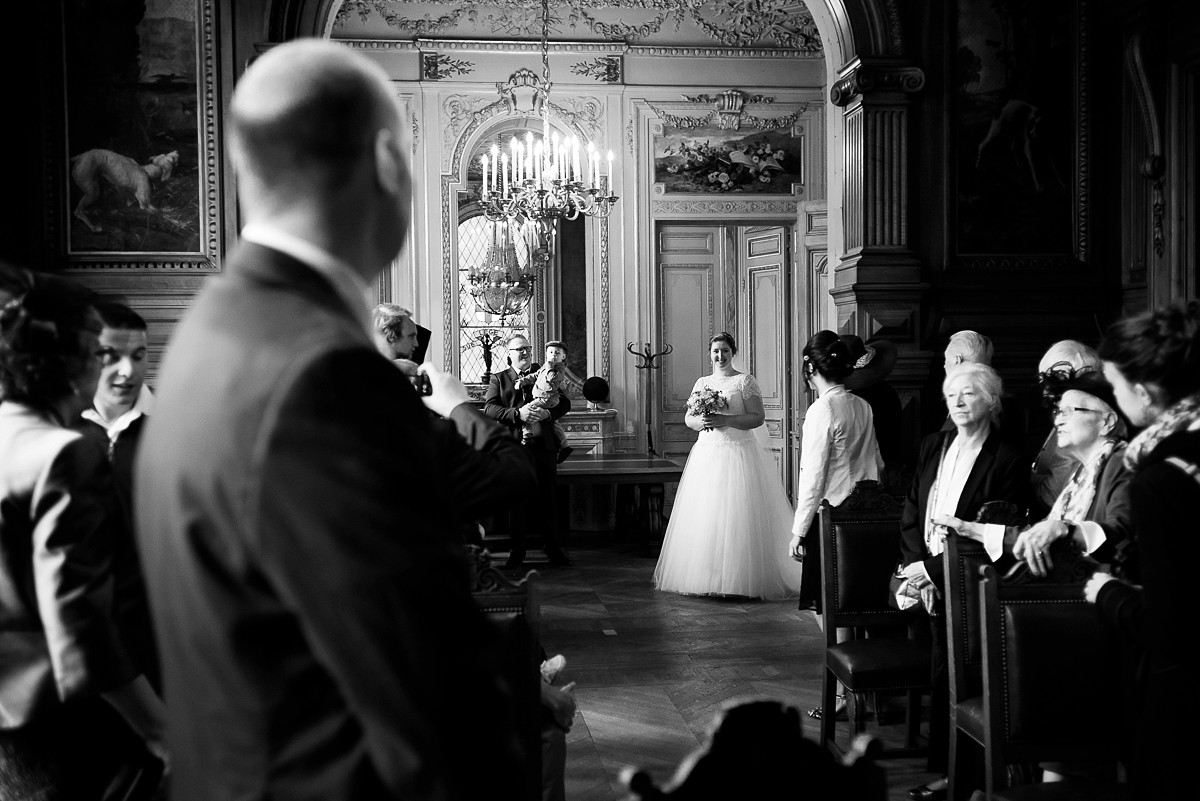 photographe mariage croix entrée dans la mairie