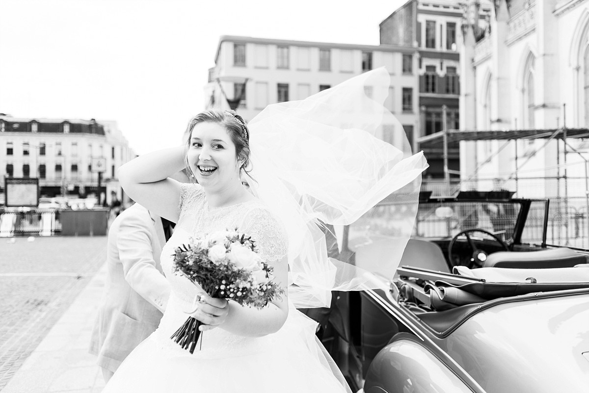 photographe mariage roubaix arrivée de la mariée devant l'église de la grand place